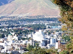 山裾に湯煙の鉄輪温泉