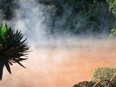 血の池地獄は鉄分の含有量の多い池
