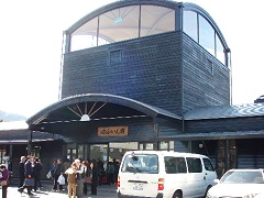 湯布院駅は妙なデザイン