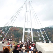 九重“夢”大吊橋は観光客で一杯