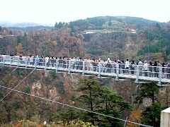 大吊橋を渡る人波