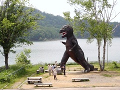 桂沢湖と恐竜の模型