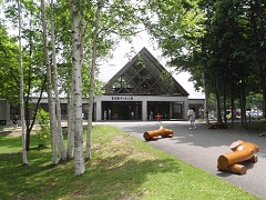 白樺林の中にチーズ工房