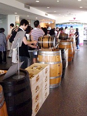 試飲はバスの団体客に大人気