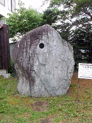 駅前の通称「へそ神社」には穴の中で手をつなぐ絆石がある