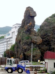 ウトロ港のゴジラ岩。似てます