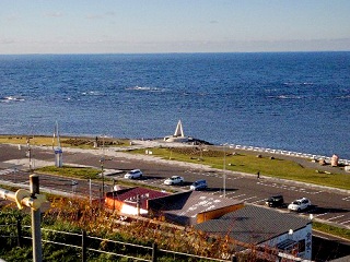 背後の丘から見る最北端の地