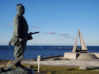 間宮林蔵立像と最北端の碑