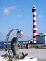 稚内灯台とイルカ