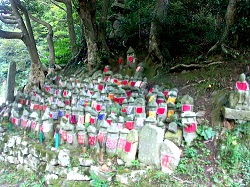 峠道で出会った石像