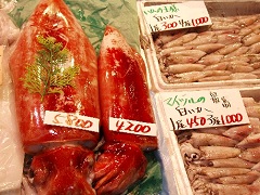 5キロもある「タルいか」(左)と箱に並ぶ「白いか」(右)