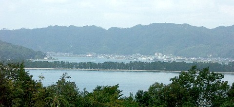 雪舟の見た天橋立とほぼ同じ位置に立った。ビルは目触りだった