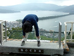 股のぞき台から天橋立を見る女性