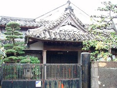 肥後街道にある緒方家。1600年頃に建てられたという