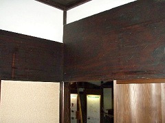 ケヤキの梁。下部は敷居が掘られている