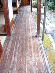 継ぎ目なしで延びる廊下の檜板は見事