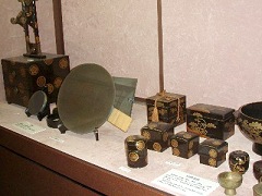 見事な化粧道具(中央は鏡)