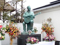 ギターを持った古賀さんの像(記念館前)
