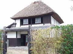 移築された古賀邸。わら屋根だ