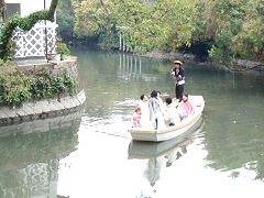 水に影を落として、小雨の中観光客はご満悦