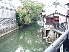 左は蔵。御花を取り巻くように掘割がある