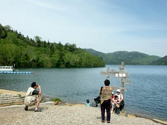 然別湖では家族連れが記念撮影