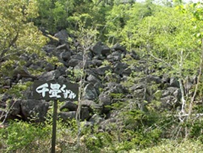 幌鹿峠の千畳くずれ。巨岩がごろごろしている