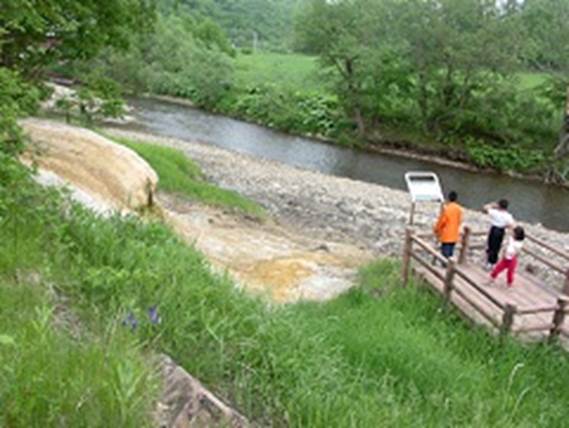 足寄・シオワッカは石灰華半ドームが川縁にある