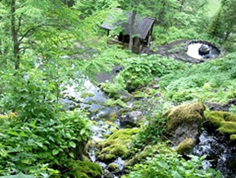 滝の下に野天風呂