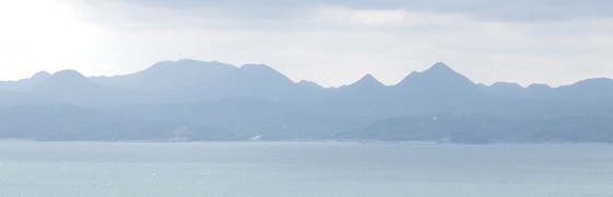 姫島から国東半島(右側の尖った山は千灯岳、中央は両子山)