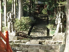 両子寺の参道と仁王