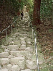 鬼が作ったと伝えられる石段。荒く急だ