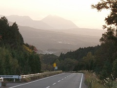 夕暮れの国道10号線を別府へと向かう