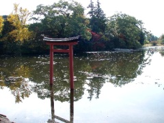薦神社の三角池