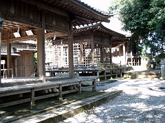 古要神社。手前から拝殿、舞殿、本殿