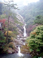 落差100メートル。見返りの滝は見事