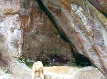 相知の鵜殿石仏群。洞窟と周辺には沢山の仏像が彫られている