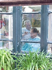 下町の床屋。写真を撮っていたら椅子を回転させるサービス