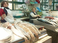 リベイラ市場の魚屋さんは女性ばかり