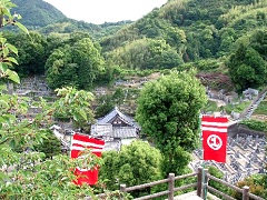 因島・村上水軍城から戦士の眠る墓所。○に上が旗印