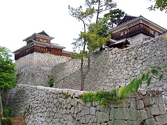 松山城の見事な石積みと櫓