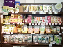 土産店には健康関連のオンパレード