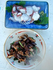 グラスボートで見つけた蛸の刺身とスミ炒め