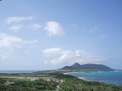 玉取崎から北を見る。左は西海岸、平久保先への半島が延びる